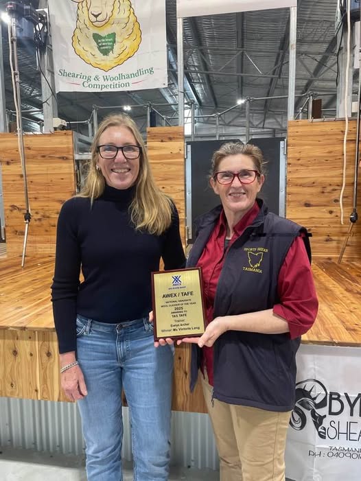 Evelyn Archer (right) receives the Trainer Award from Fiona Raleigh, Wool Classer Registrar at AWEX.