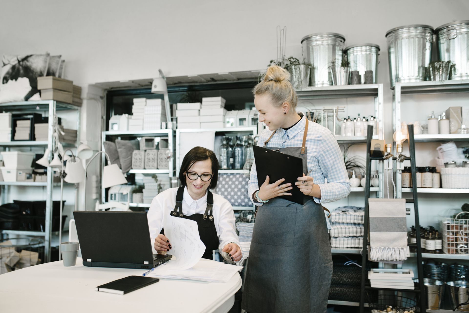 Worker and manager at the computer